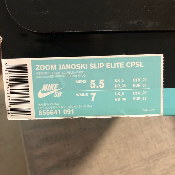 Nike slip on sneaker - Picture 7 of 7